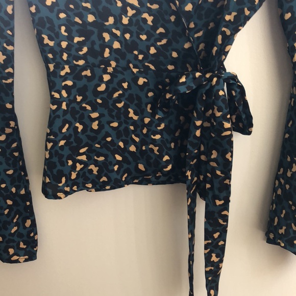 BCBGeneration leopard print bell sleeve wrap blouse size small - Picture 4 of 11
